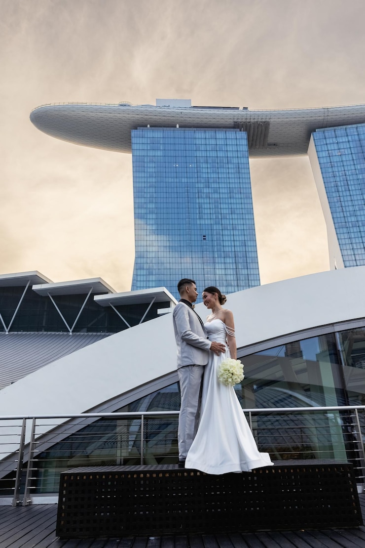 Zdjęcie fotografia ślubna panny młodej na tle singapuru sunrise