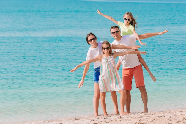 Fotografia szczęśliwa rodzina ma zabawę na plaży. Letni styl życia