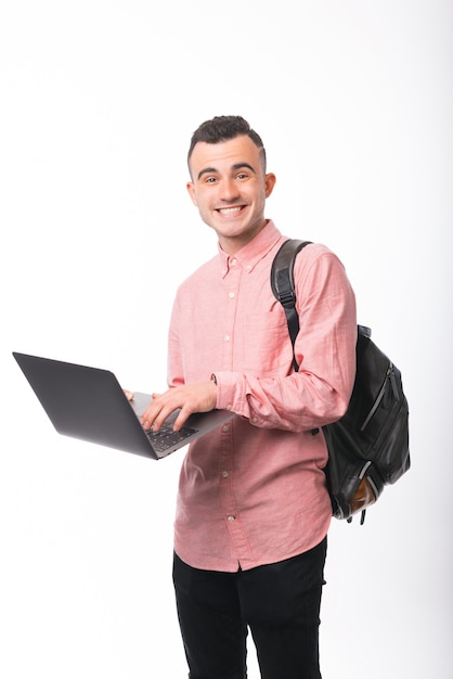 Fotografia trzyma faceta przy laptopem młody facet, podczas gdy ono uśmiecha się przy kamerą, nad biel przestrzenią