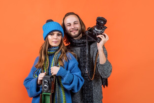 Fotografia wakacyjna w zimnym sezonie świąteczna zabawa z dzianiny moda mężczyzna i kobieta w swetrze kapeluszu i szaliku szczęśliwa rodzina nosi ciepłe ubrania zakochana para spędza ferie zimowe z aparatem