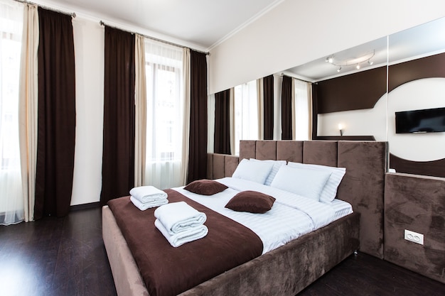 Fotografia wnętrz sypialni w stylu nowoczesnym z dużym łóżkiem