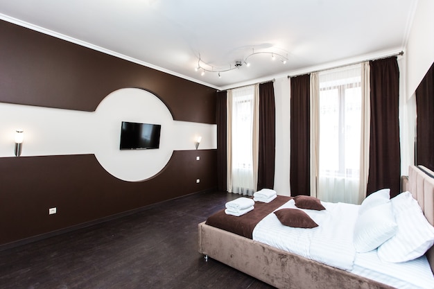 Fotografia wnętrz sypialni w stylu nowoczesnym z dużym łóżkiem