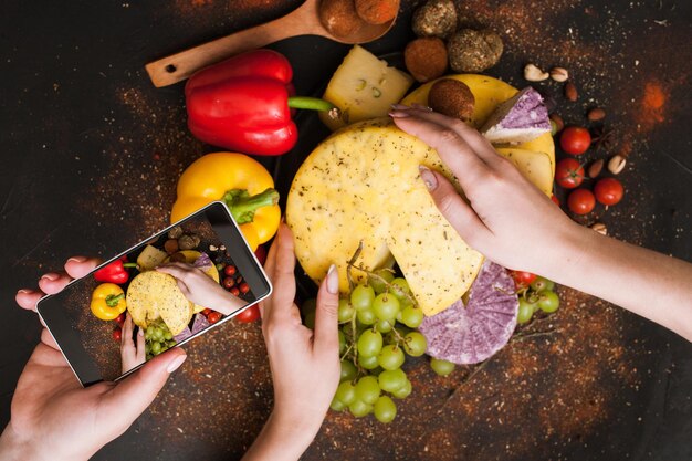 Fotografia żywności domowej, wiejskiej nabiału Widok z góry sera Sieci społecznościowe i koncepcja blogów kulinarnych