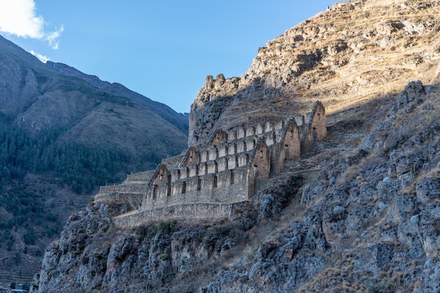 Fotografie Qolqas w cytadeli Inków w Ollantaytambo w Świętej Dolinie Inków.