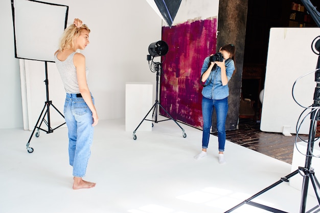 Fotografka pracuje w Studio z modelką