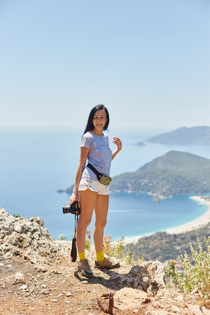 Fotografka spaceruje szlakiem Lycian Way. Fethiye, Oludeniz. Piękny widok na morze i plażę. Wędrówki w górach Turcji