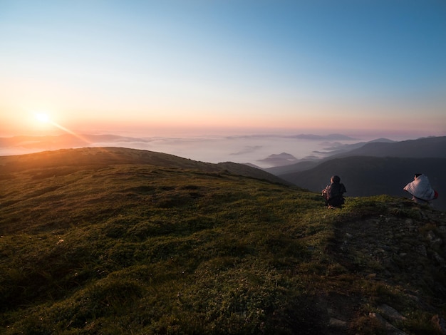 Fotografowie obserwują piękny wschód słońca w górach Wczesny poranek w Karpatach Monten