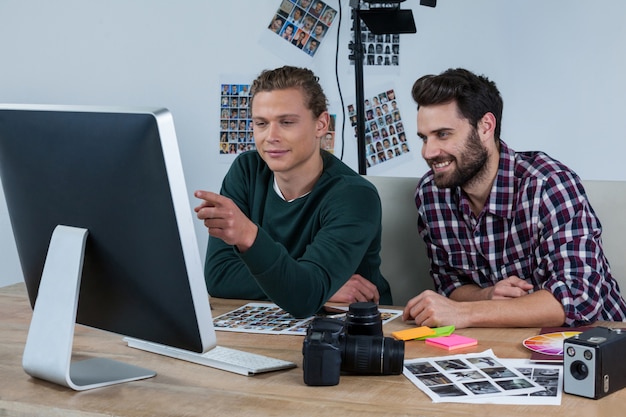 Zdjęcie fotografowie pracujący przy biurku