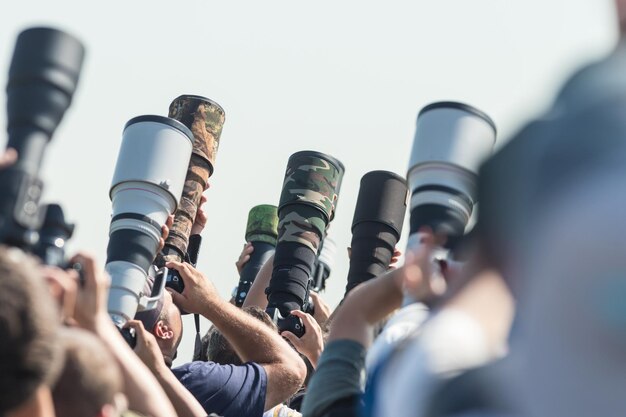 Fotografowie robiący zdjęcie obiektywów samolotu skierowanych w górę