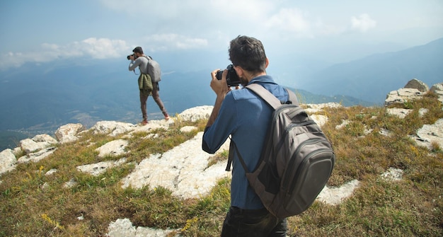 Fotografowie z plecakiem i aparatem cyfrowym na łonie natury Podróże Aktywny styl życia