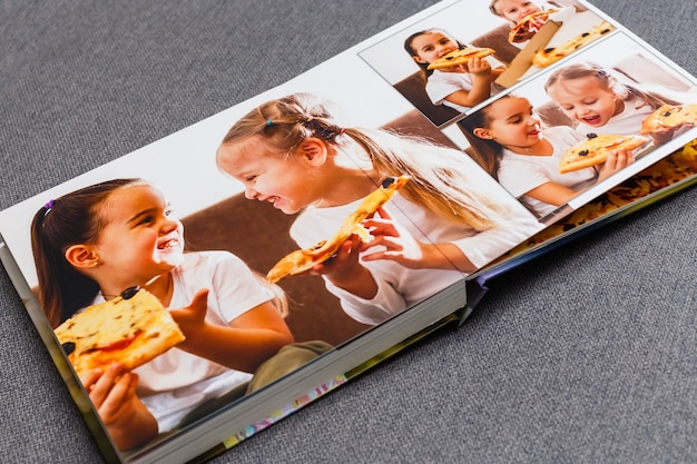 fotoksiążka dla dzieci, dzieci jedzą pizzę