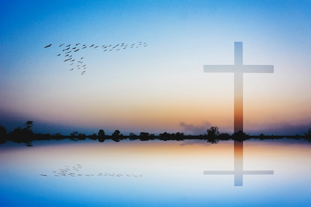 Fotomontaż Krzyża Z Silhoretote Widoku Góry I Jeziora O Zachodzie Słońca