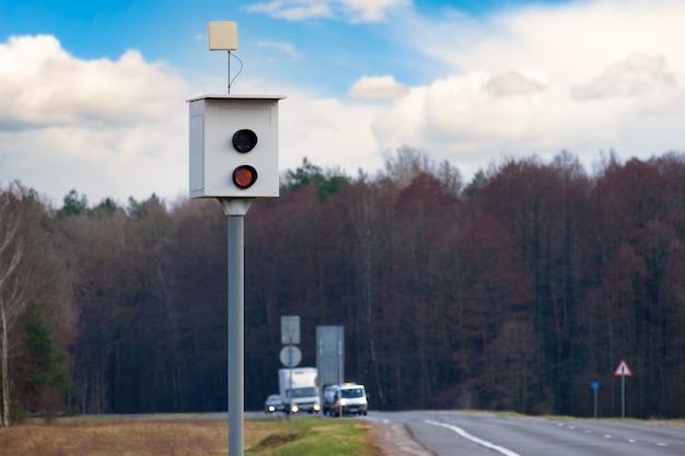 Fotoradar Do Pomiaru Prędkości Przejeżdżających Pojazdów Stoi Na Wiejskiej Drodze. Radar Zainstalowany Na Poboczu Drogi W Celu Kontrolowania Ograniczenia Prędkości.