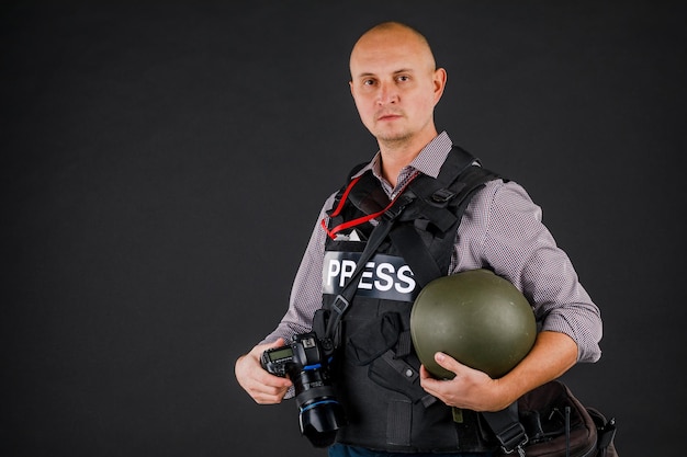 fotoreporter wojskowy z profesjonalnym aparatem fotograficznym.