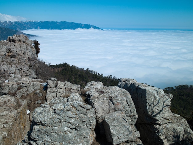 Fotosceneria naturalne niskie góry na tle zachmurzonego nieba