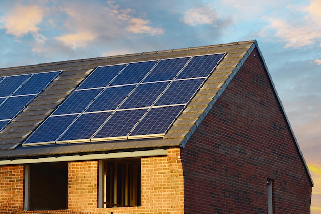Fotowoltaiczne panele słoneczne na dachu nowego domu Dach z panelami słonecznymi
