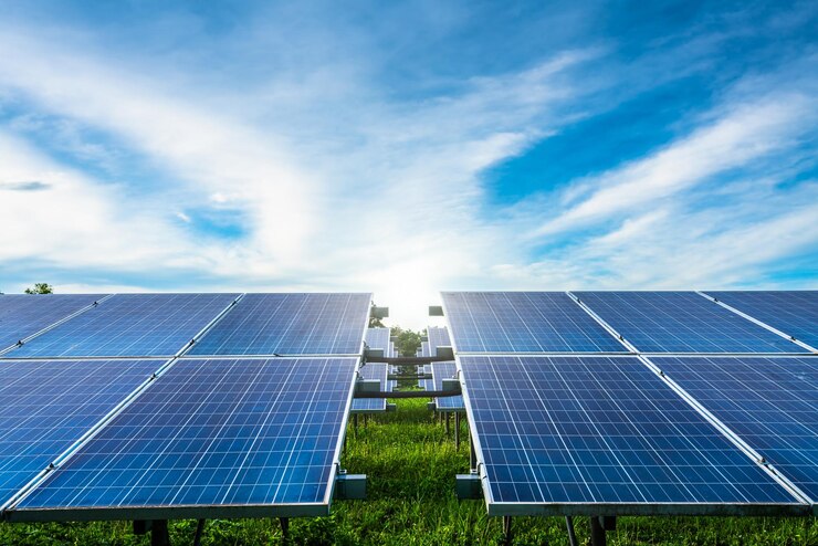 Fotowoltaiczny panel energii słonecznej na dramatycznym zachodzie słońca w tle niebieskiego nieba, zielonym, czystym Alternatywna koncepcja energii elektrycznej