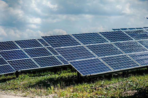 fotowoltaiczny panel słoneczny na tle nieba zielony czysty Alternatywna koncepcja energii elektrycznej