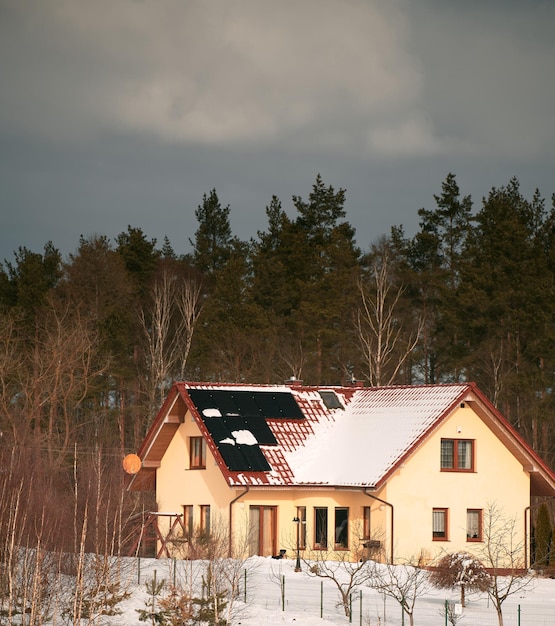 Fotowoltaika na czerwonym dachu