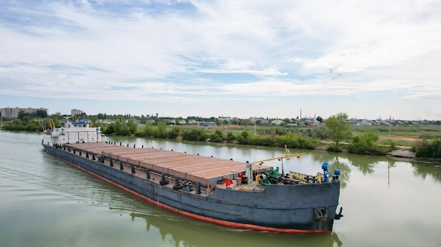 Fracht morski Stary statek do przewozu ładunków suchych stoi na rzece nad Wołgą