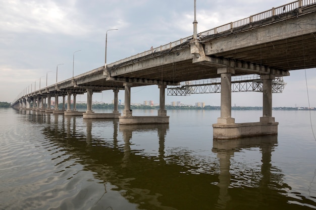 Fragment centralnego mostu w mieście Dniepr