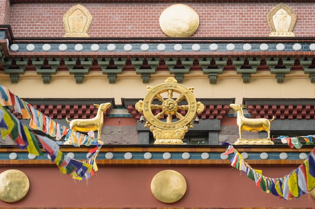fragment fasady buddyjskiego budynku datsan Gunzechoinei z tradycyjnymi elementami
