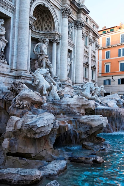 Fragment Fontanny di Trevi w Rzymie we Włoszech. Jest to fontanna w rzymskiej dzielnicy Trevi zaprojektowana przez włoskiego artystę Nicola Salvi. Jest to jedna z najbardziej znanych fontann na świecie.