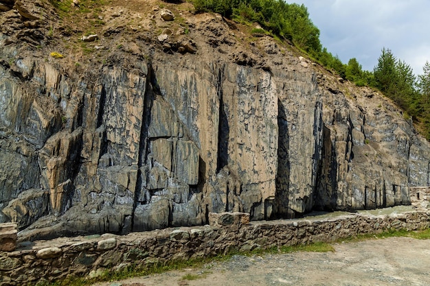 Fragment góry z widocznymi warstwami pięknej kamiennej skały