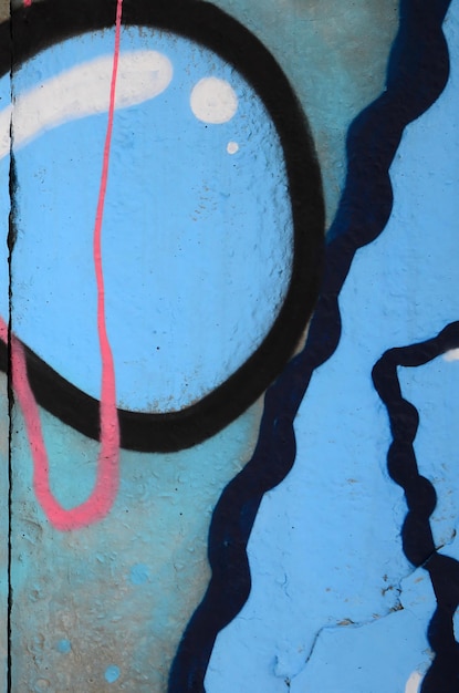 Fragment kolorowych malowideł graffiti z konturami i cieniami z bliska