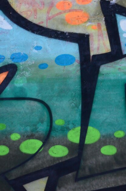 Fragment kolorowych malowideł ulicznych graffiti z konturami i cieniowaniem z bliska