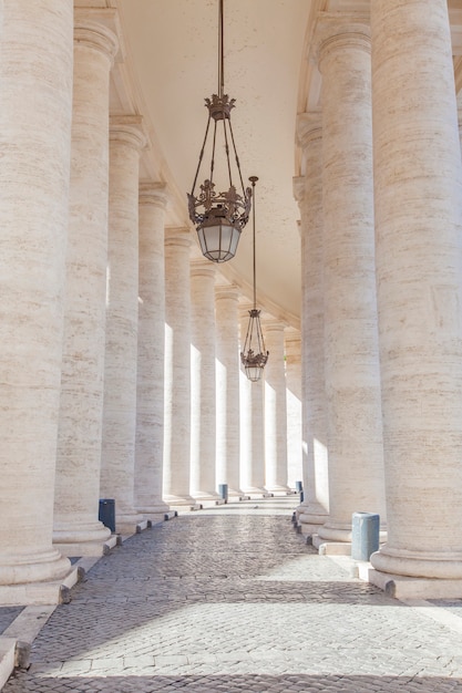 Zdjęcie fragment kolumnady na piazza san pietro (plac świętego piotra) w watykanie