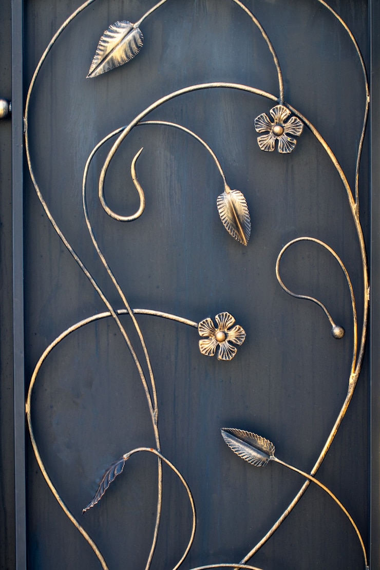 Zdjęcie fragment kutych wyrobów metalowych. zbliżenie.