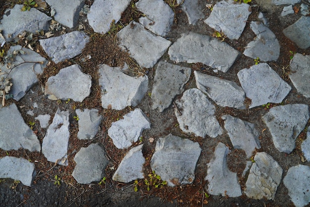 Fragment muru miejskiego z kamienia naturalnego o różnej fakturze