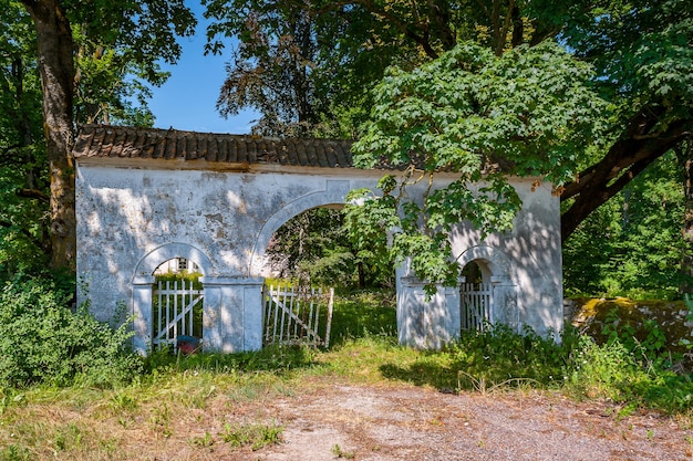 Fragment ogrodzenia z bramą na osiedle Ogrodzenie łukowe z balustradą Stary opuszczony dwór