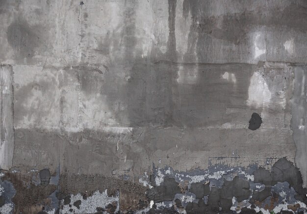 fragment otynkowanego ceglanego muru z warstwami starej farby i cementu