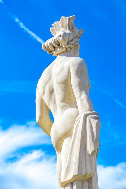 Fragment posągu Apolla przy fontannie słońca na Place Massena w Nicei, Francja