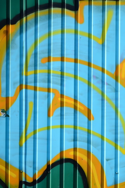 Fragment Rysunków Graffiti Stara ściana Ozdobiona Plamami Farby W Stylu Kultury Ulicznej Kolorowa Tekstura Tła W Zimnych Tonach