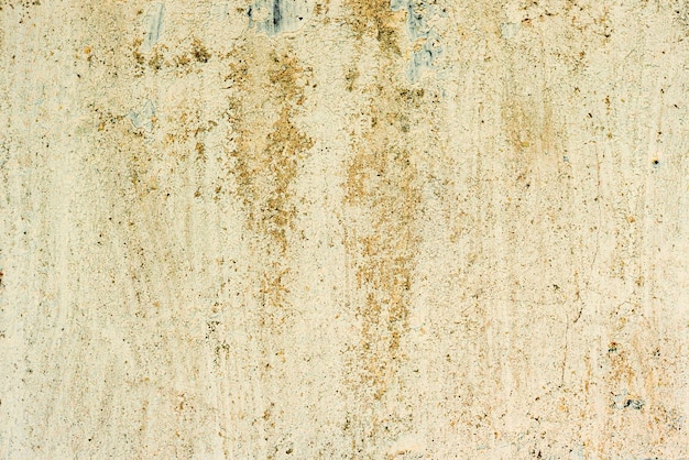 Fragment ściany z rysami i pęknięciami