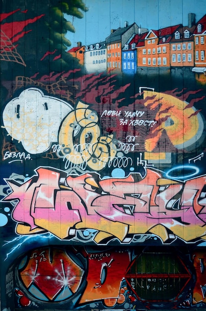 Fragment szczegółowego graffiti rysunku wykonanego farbami aerozolowymi na ścianie z płytek betonowych Obraz tła sztuki ulicznej z architekturą Wenecji