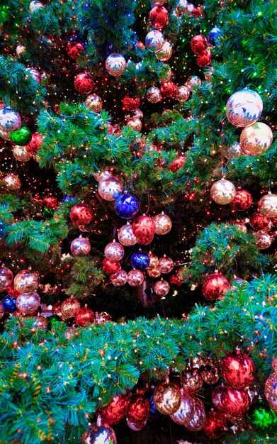 Fragment udekorowanej choinki na jarmark bożonarodzeniowy w Berlinie w Niemczech w Europie w zimie. Niemieckie uliczne Święta Bożego Narodzenia i jarmark świąteczny w europejskim mieście. Szkło