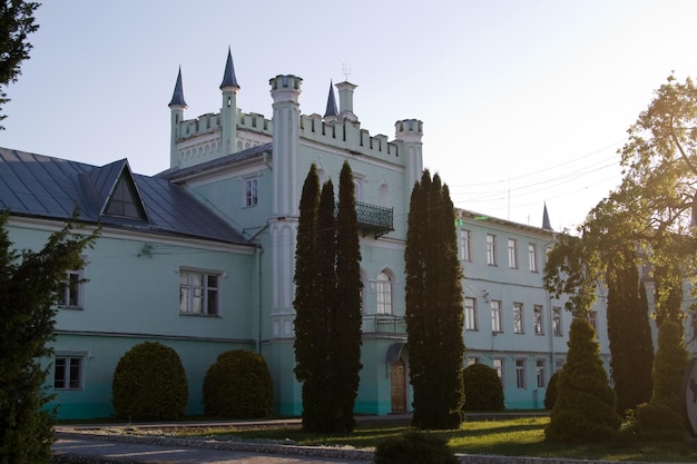 fragment zabytkowej budowli w małym ukraińskim miasteczku