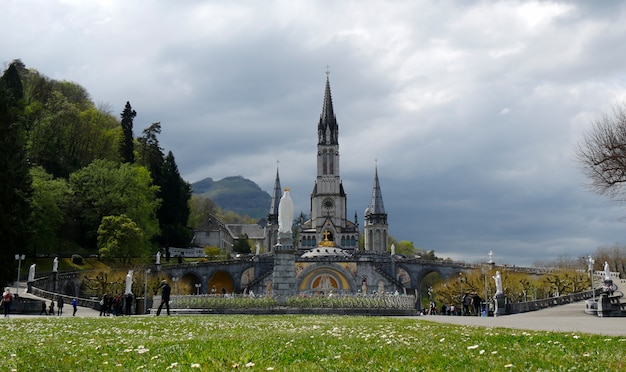 FRANCJA, LOURDES. Widok katedry w Lourdes