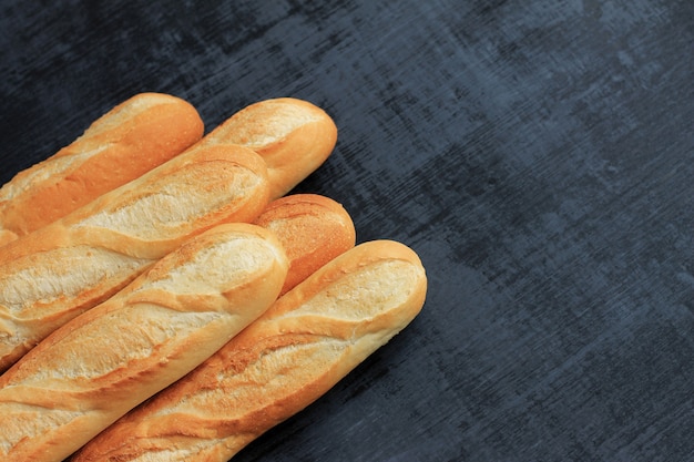 Francuscy Baguettes Na Czarnym Drewnianym Tle.