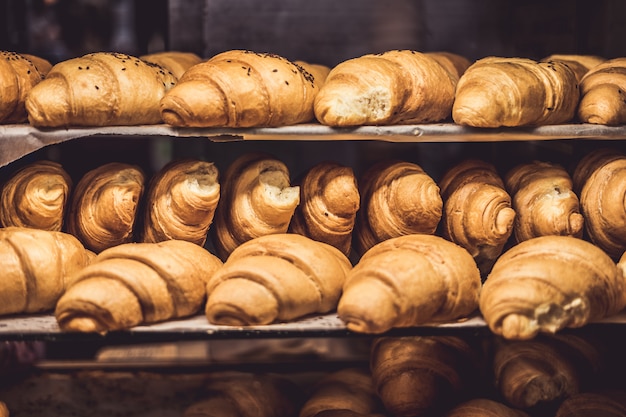 Francuscy Croissants na gablocie wystawowej w piekarni robią zakupy