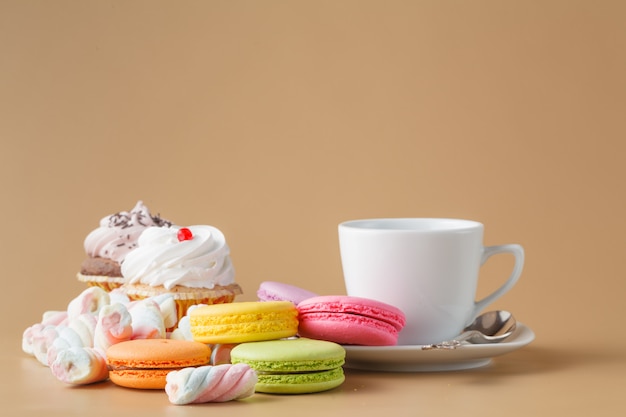 Francuscy Wyśmienicie Deserowi Macaroons Na Stole