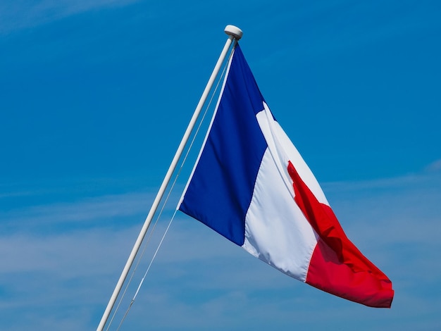 Francuska flaga Francji nad błękitnym niebem