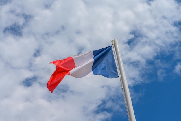 Francuska flaga macha na wietrze