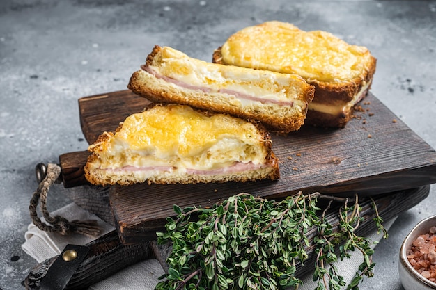 Francuska kanapka Croque Monsieur z serową szynką Gruyere i sosem beszamelowym Szare tło Widok z góry