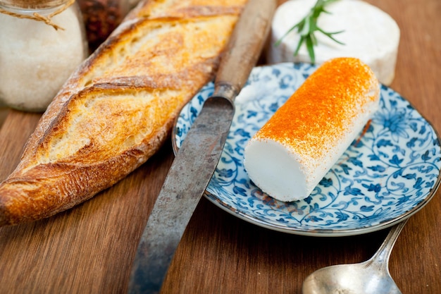 Francuski ser i świeża bagietka na nożu do drewna