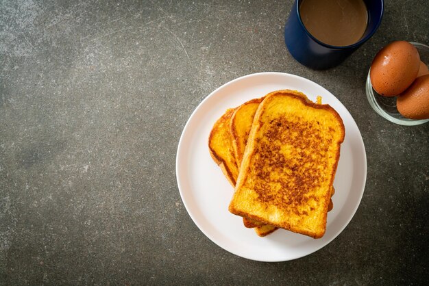 Zdjęcie francuski toast na białym talerzu